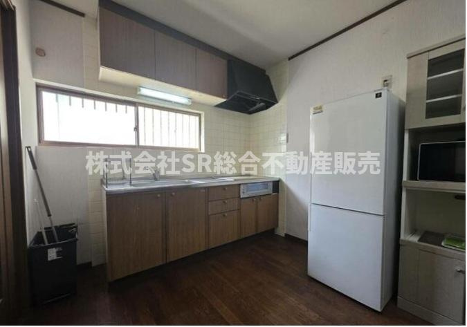 若江東町2丁目中古戸建のキッチン|システムキッチンはIH３口コンロ、グリル付きで安全にお料理でき、お掃除も楽です♪