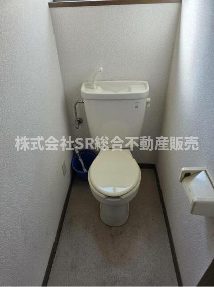 若江東町2丁目中古戸建のトイレ|温水洗浄便座付きトイレに交換のご希望があれば、ご相談下さい。