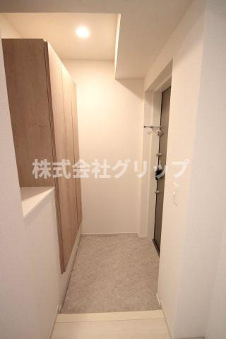 コンフォリア・リヴ関内の玄関