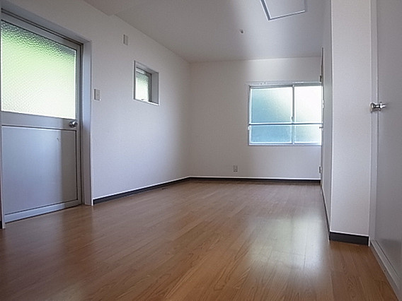 ヴィラ諏訪山の居間・リビング