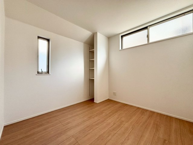 北区東十条5丁目　中古戸建の洋室|高い位置に窓があるため、机やベッドなど家具のレイアウトがしやすいお部屋です。

現地ご見学希望・資料請求などお気軽にお問い合わせ下さい！
03-5990-5201