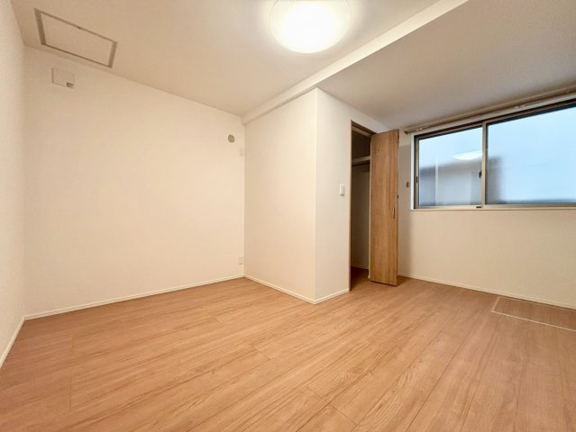 北区東十条5丁目　中古戸建の洋室|全居室収納付きですので、お部屋を有効的に使うことが出来ます！

現地ご見学希望・資料請求などお気軽にお問い合わせ下さい！
03-5990-5201