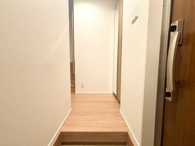 北区東十条5丁目　中古戸建の玄関|お出かけ前の身だしなみチェックに役立つ鏡と収納完備の玄関です。

現地ご見学希望・資料請求などお気軽にお問い合わせ下さい！
03-5990-5201