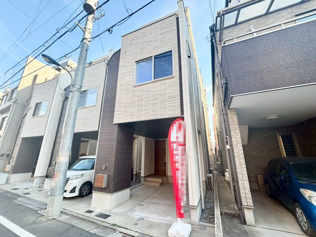 北区東十条5丁目　中古戸建の駐車場|カースペースもしっかり確保。車での移動が欠かせないファミリーにも嬉しいプランです。

現地ご見学希望・資料請求などお気軽にお問い合わせ下さい！
03-5990-5201