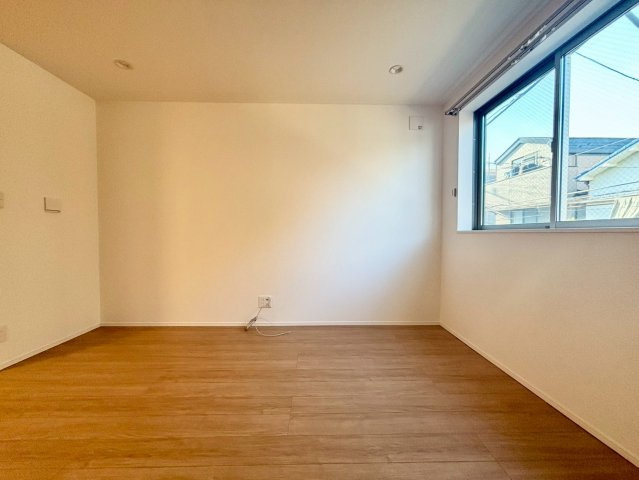 北区東十条5丁目　中古戸建の居間・リビング|17帖の広いリビングはご家族が自然と集まる居心地の良い空間。

現地ご見学希望・資料請求などお気軽にお問い合わせ下さい！
03-5990-5201