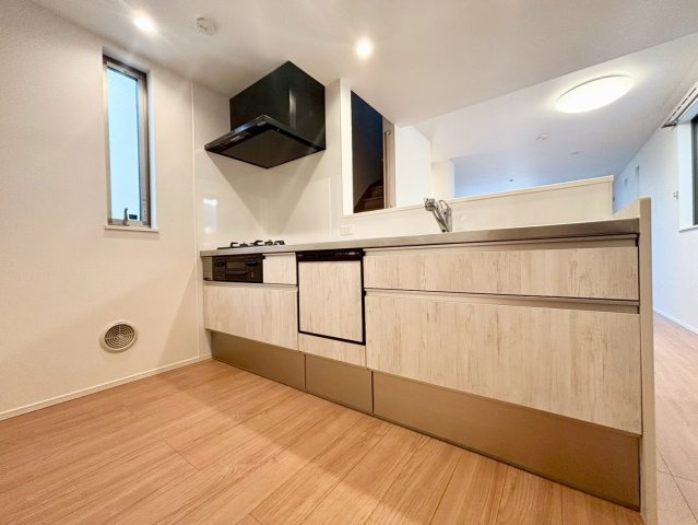 北区東十条5丁目　中古戸建のキッチン|お料理をしながらご家族の様子を見渡せる対面式キッチン。ビルトイン食洗機付きで家事の負担を軽減します。

現地ご見学希望・資料請求などお気軽にお問い合わせ下さい！
03-5990-5201