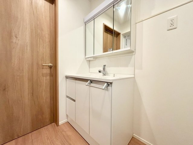 北区東十条5丁目　中古戸建の独立洗面台|三面鏡の裏には収納が付いているため、スムーズに身支度が完了します！

現地ご見学希望・資料請求などお気軽にお問い合わせ下さい！
03-5990-5201