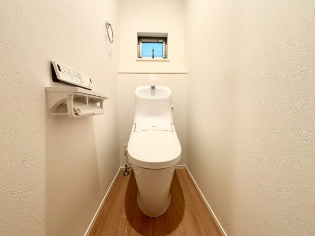 北区東十条5丁目　中古戸建のトイレ|ウォシュレット付きのトイレはいつも快適！

現地ご見学希望・資料請求などお気軽にお問い合わせ下さい！
03-5990-5201