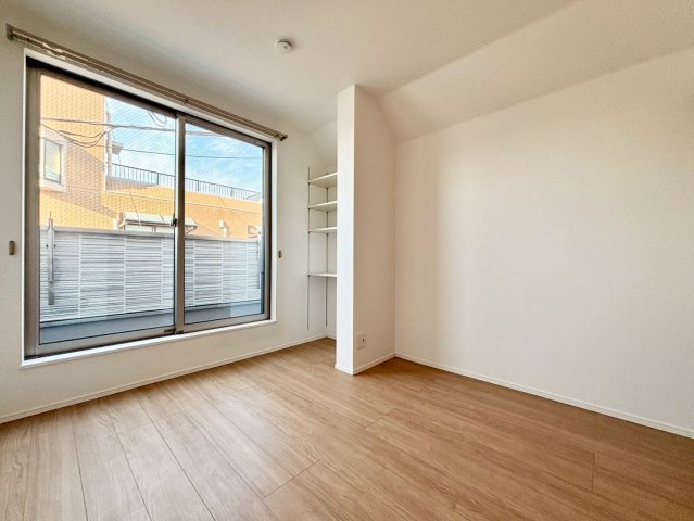 北区東十条5丁目　中古戸建の洋室|大きな窓からたっぷりと陽光が注がれる明るい居室。一日の疲れを癒し、時を忘れて過ごせる空間です！

現地ご見学希望・資料請求などお気軽にお問い合わせ下さい！
03-5990-5201