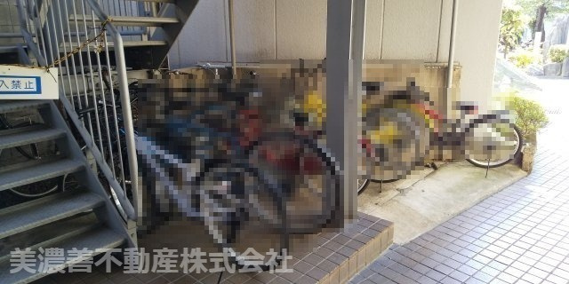 ６６２６７　ローヤルシャトーウカワの駐輪場