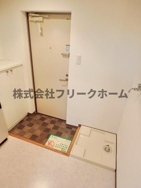 三鷹市下連雀４丁目のアパートの玄関