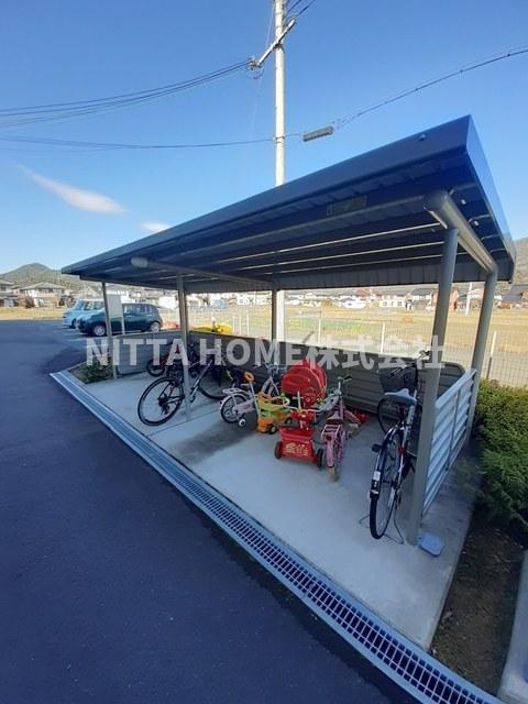 ラポール　Ｂのエントランス|屋根付きの駐輪場は無料です◆