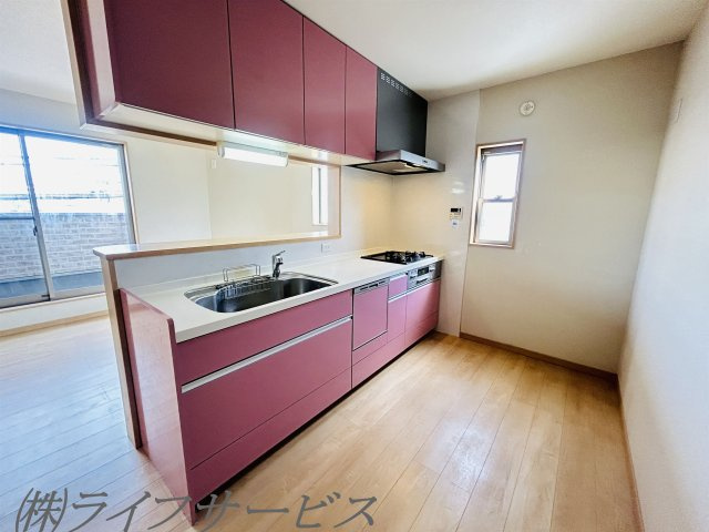 【キッチン】 | 田川３丁目中古戸建 | システムキッチン／食洗機、３口ガスコンロ、窓ありのカウンターキッチン！