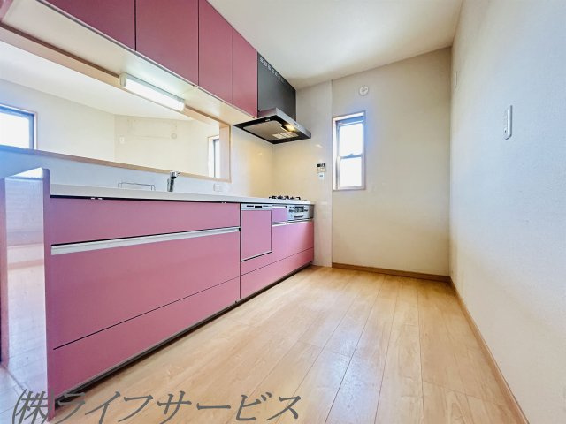 【キッチン】 | 田川３丁目中古戸建 | システムキッチン／食洗機、３口ガスコンロ、窓ありのカウンターキッチン！