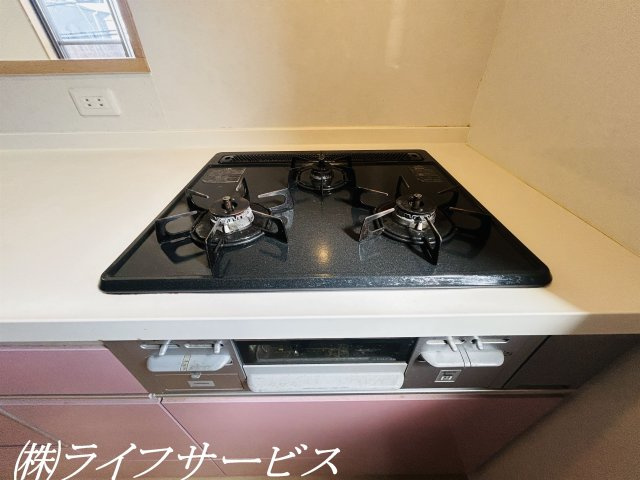【キッチン】 | 田川３丁目中古戸建 | システムキッチン／３口ガスコンロでお料理もらくらく！