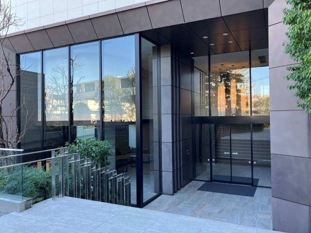 プラウド弦巻のエントランス