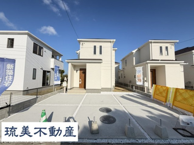 【外観】 | 読谷村喜名Ⅱ（全11棟）C号棟 | C号棟　並列駐車3台完備♪