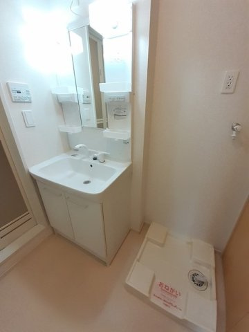 アンジュールＢの洗面所|ゆったりとスペースのある洗面所