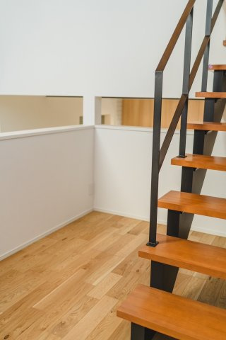 住吉山手９丁目戸建ての庭|約70㎡の人工芝の裏庭です。遊具は付属しておりません。