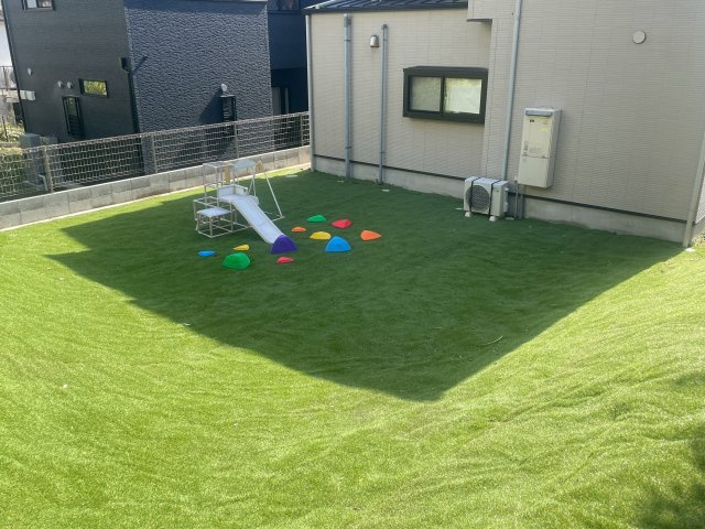 住吉山手９丁目戸建ての庭|約70㎡の人工芝の裏庭です。遊具は付属しておりません。