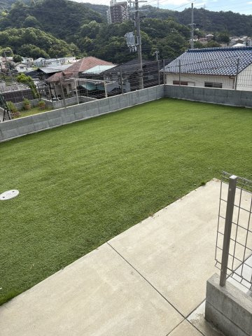 住吉山手９丁目戸建ての庭|約70㎡の人工芝の裏庭です。遊具は付属しておりません。