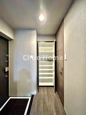 ミルーナヒルズ亀有の玄関|【玄関】玄関には大型のシューズクローゼットを設置しておりますのでいつでもスッキリりとした空間を保てます。玄関周りを清潔に使うのはとても大事なことですよね。