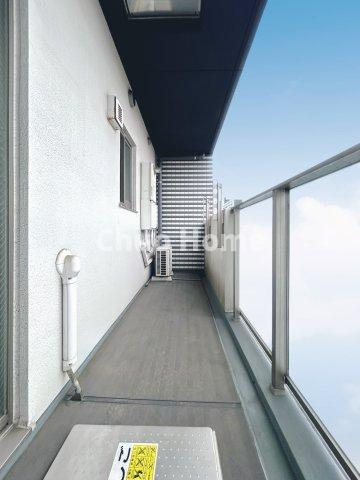 ミルーナヒルズ亀有のバルコニー|【バルコニー】幅もあって、奥行きもあるゆとりのバルコニー。洗濯物を干したり乾かしたりだけでなく、ただ出てみるだけでも気持ちいいですよ。