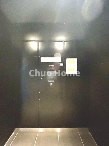 ミルーナヒルズ亀有の設備|【宅配ボックス】在宅時・不在時に関わらず、居住者の代わりに非対面で宅配物を受け取ってくれる便利な設備です。わかりやすくご説明致しますので見学時にはお部屋だけではなく共用部分もぜひチェックしてください。