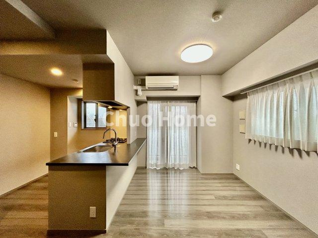 ミルーナヒルズ亀有のキッチン|視界に広がりを生むオープンなキッチン。料理や片付けをしながら、家族との会話を楽しんだり、リビングで遊ぶ子どもを見守れます。ご見学時には家具の配置などもイメージしながらぜひご覧になって見て下さい。