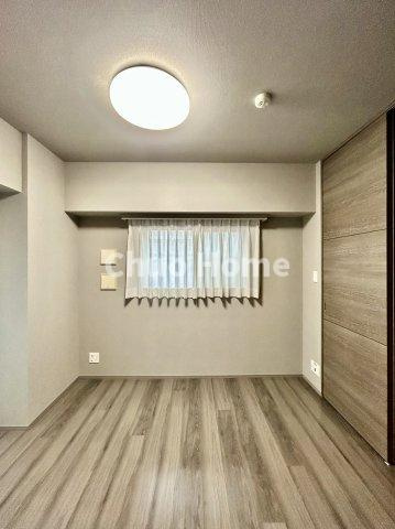 ミルーナヒルズ亀有の居間・リビング|【リビングダイニング】一日の中で多くの時間を過すことになるリビングダイニングだからこそ、いつも穏やかな空間であることが必然。爽やかな通風と採光を存分に感じる事が出来る空間です。