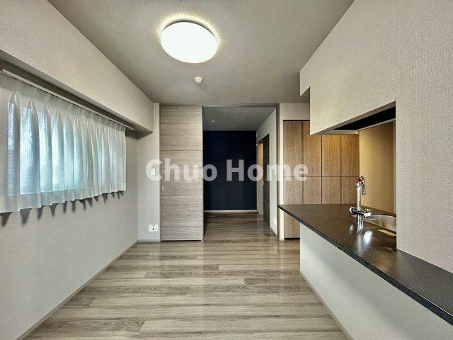 ミルーナヒルズ亀有のダイニング|【ダイニング】忙しい朝でも、しっかり家族が揃って食事をして頂けるゆとりある大きさのダイニングスペース。奥様が作る手料理をカウンター越しに受けとって頂き、テーブルで囲む素敵な時間を存分に愉しんで下さい。