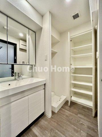 ミルーナヒルズ亀有の脱衣所|【洗面所】明るい洗面所は朝をすっきりさせてくれる空間です。バタバタしている忙しい朝でも収納が多い洗面台では短い時間で効率良く支度ができます。