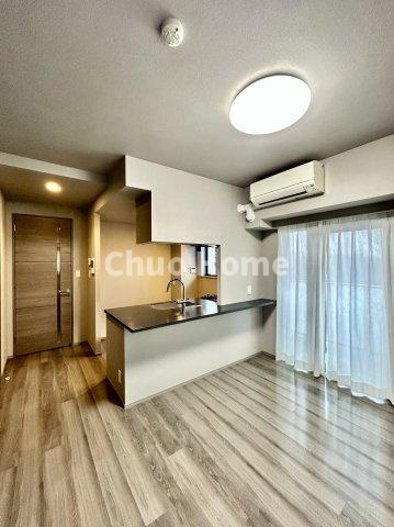 ミルーナヒルズ亀有の居間・リビング|【居間・リビング】「ＬＤＫは家族団らんをデザイン」広いＬＤＫでは家族が集まり一緒の時間を過ごせる工夫がされております。何気ない一日の当たり前のひとコマがいつか一生の宝物になります