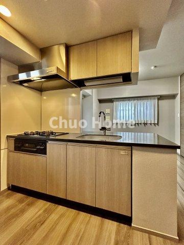 ミルーナヒルズ亀有のキッチン|【システムキッチン】ワイドで収納豊富な使い勝手の良いカウンターキッチンには、伸縮タイプのキッチン水栓、三ツ口コンロ・魚焼きグリルなどの便利な設備が標準完備されています。