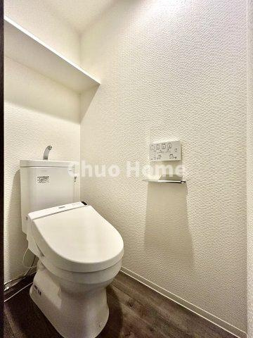 ミルーナヒルズ亀有のトイレ|【トイレ】 収納スペースをしっかりと確保した温水洗浄便座機能付きトイレ。温水洗浄便座は清潔にお使いいただくための大切なアイテムです。