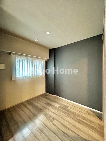 ミルーナヒルズ亀有の洋室|【洋室】快適に過ごす条件は、一人ひとり違います。だからこそ飾り過ぎないシンプルな内装と偏り過ぎないデザインで統一しております。居住していく中でオーナー様だけの【マイホーム】に創り上げて下さい