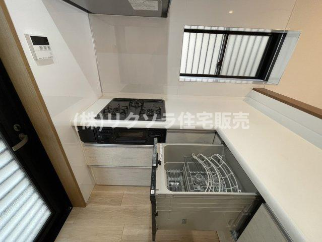 池田本町　中古一戸建てのキッチン|ビルトイン3口コンロ・食洗機付き
■物件内覧・資金計画相談・住宅ローン相談、リフォーム相談、お問合せ受付中■
※当日・翌日のご内覧、ご相談はお電話でのお問合せがスムーズです！