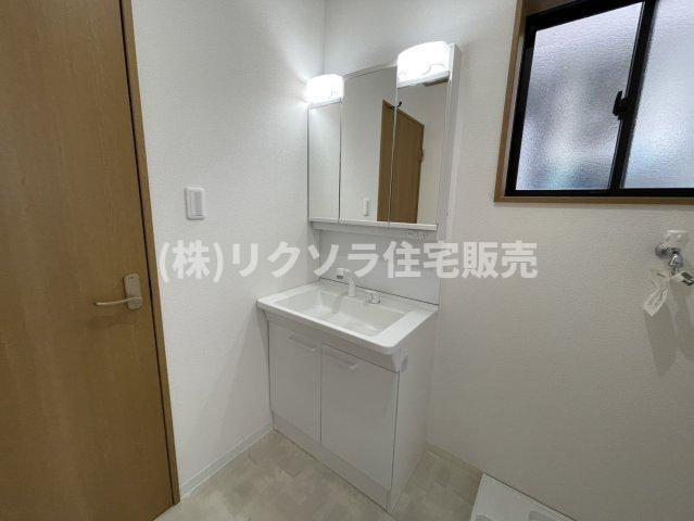 池田本町　中古一戸建ての独立洗面台|三面鏡付き独立洗面台
■物件内覧・資金計画相談・住宅ローン相談、リフォーム相談、お問合せ受付中■
※当日・翌日のご内覧、ご相談はお電話でのお問合せがスムーズです！