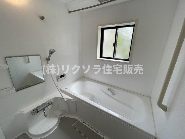 池田本町　中古一戸建ての浴室|窓・浴室乾燥機・オートバス・追い焚き機能付き
■物件内覧・資金計画相談・住宅ローン相談、リフォーム相談、お問合せ受付中■
※当日・翌日のご内覧、ご相談はお電話でのお問合せがスムーズです！