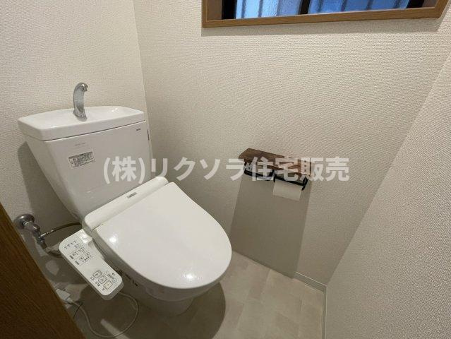 池田本町　中古一戸建てのトイレ|温水洗浄便座付き　1階
■物件内覧・資金計画相談・住宅ローン相談、リフォーム相談、お問合せ受付中■
※当日・翌日のご内覧、ご相談はお電話でのお問合せがスムーズです！