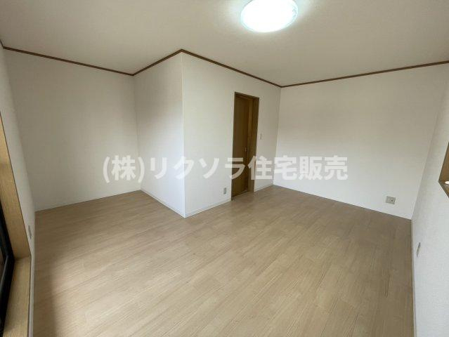 池田本町　中古一戸建ての寝室|洋室8.8帖
■物件内覧・資金計画相談・住宅ローン相談、リフォーム相談、お問合せ受付中■
※当日・翌日のご内覧、ご相談はお電話でのお問合せがスムーズです！
