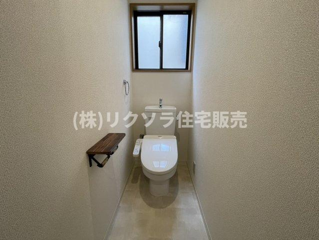 池田本町　中古一戸建ての設備|2階　トイレ　温水洗浄便座付き
■物件内覧・資金計画相談・住宅ローン相談、リフォーム相談、お問合せ受付中■
※当日・翌日のご内覧、ご相談はお電話でのお問合せがスムーズです！
