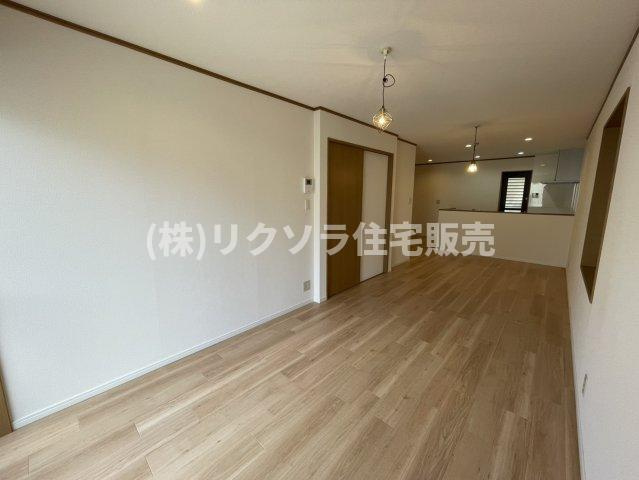 池田本町　中古一戸建ての居間・リビング|LDK17.6帖
■物件内覧・資金計画相談・住宅ローン相談、リフォーム相談、お問合せ受付中■
※当日・翌日のご内覧、ご相談はお電話でのお問合せがスムーズです！