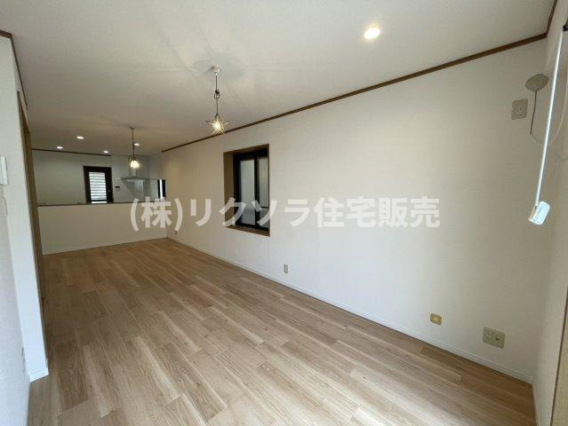 池田本町　中古一戸建ての居間・リビング|LDK17.6帖
■物件内覧・資金計画相談・住宅ローン相談、リフォーム相談、お問合せ受付中■
※当日・翌日のご内覧、ご相談はお電話でのお問合せがスムーズです！