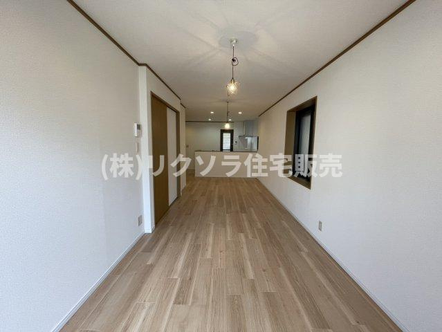池田本町　中古一戸建ての居間・リビング|LDK17.6帖
■物件内覧・資金計画相談・住宅ローン相談、リフォーム相談、お問合せ受付中■
※当日・翌日のご内覧、ご相談はお電話でのお問合せがスムーズです！