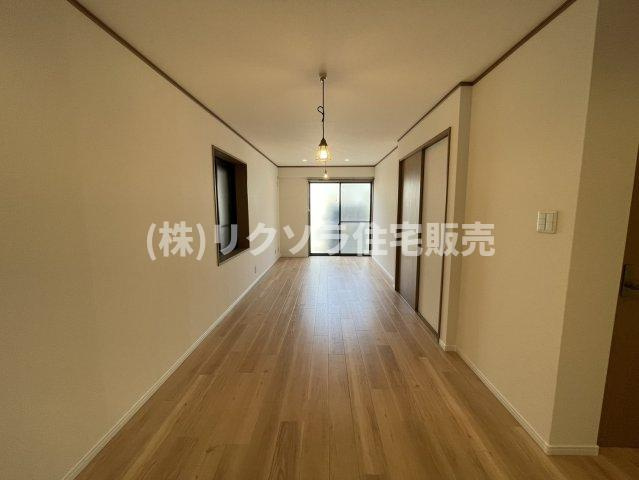 池田本町　中古一戸建ての居間・リビング|LDK17.6帖
■物件内覧・資金計画相談・住宅ローン相談、リフォーム相談、お問合せ受付中■
※当日・翌日のご内覧、ご相談はお電話でのお問合せがスムーズです！