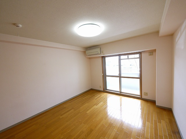 サウス・マ・メゾンの洋室|明るい洋室です