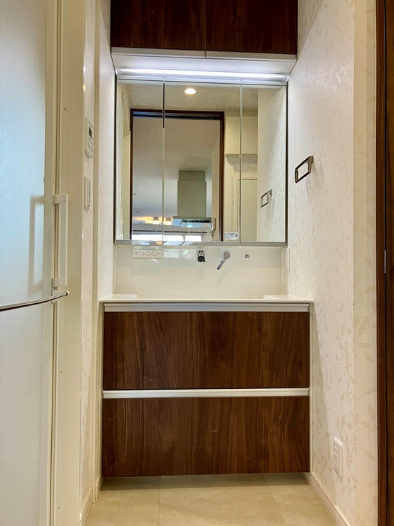 富士塚戸建の洗面所