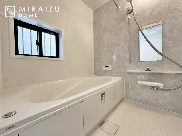 【浴室】 | お子さんとわいわいと楽しいバスタイムもよし、一人でゆったりと入るのもよし、浴室換気乾燥機付きのユニットバス。お洗濯物を干せるだけでなく、カビ防止にもなります。