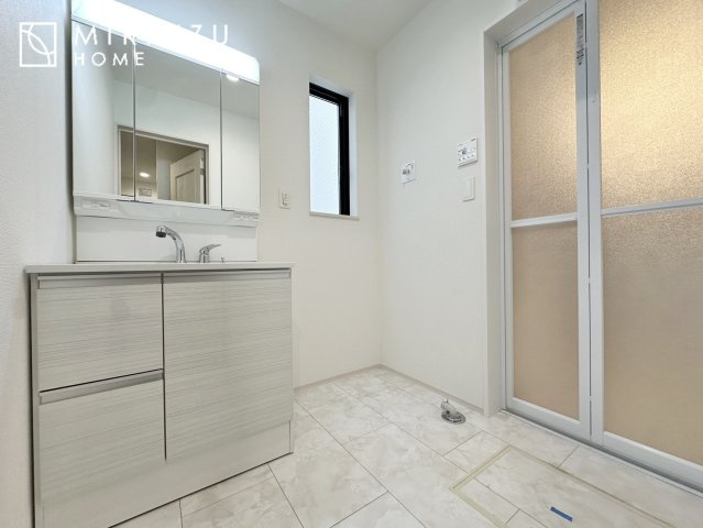 【独立洗面台】 | 洗濯機置き場、脱衣スペースもしっかりと確保されている洗面室。
水回りが集結した間取りなので、お料理やお洗濯物、お掃除の同時進行も可能です。